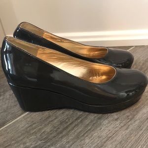 A line grey patent leather wedge